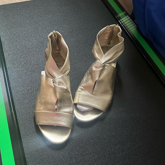 Casadei Gold Sandals with Elegant Design - Picture 3 of 6